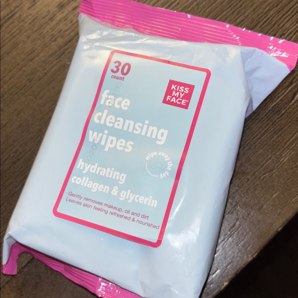 Kiss Face Cleansing Wipes - Pink and White